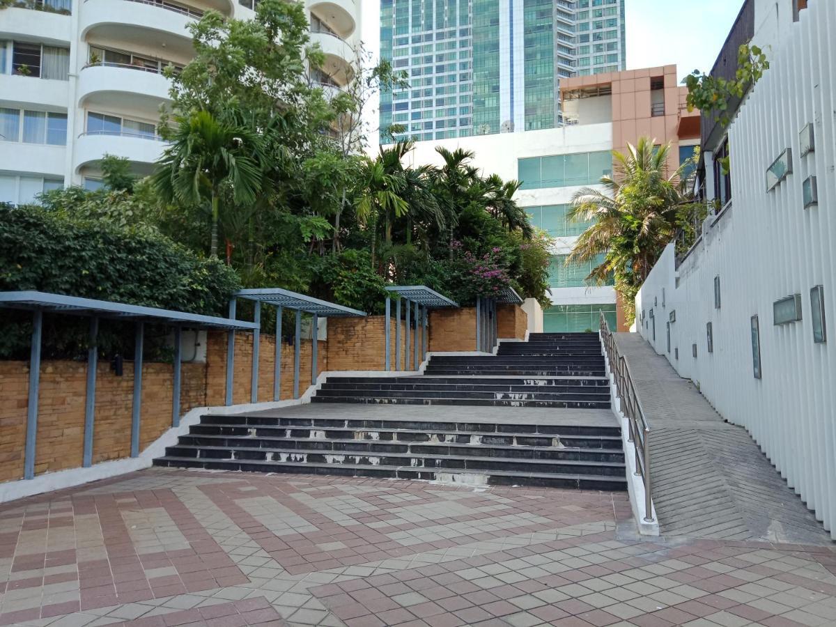 Baan Sathorn Riverfront Bangkok Luaran gambar